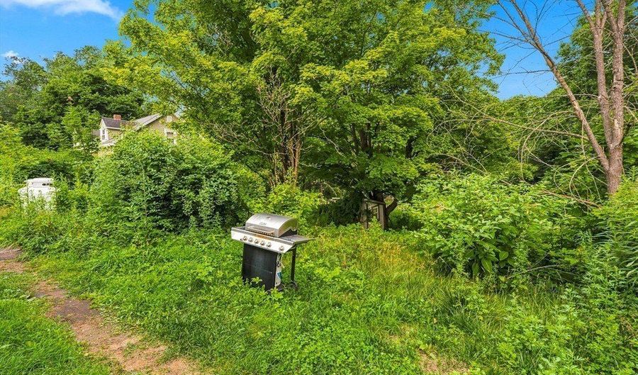 270 N Brookfield Rd, Barre, MA 01005 - 6 Beds, 3 Bath