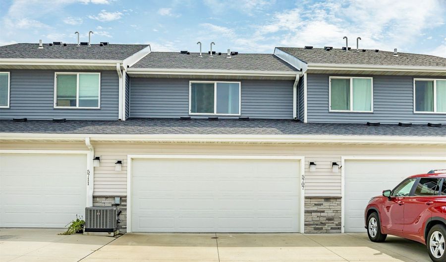 5707 NE Lowell Ln, Ankeny, IA 50021 - 2 Beds, 3 Bath