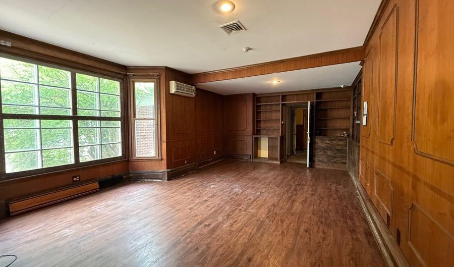 521 ELM St, Wisconsin Rapids, WI 54494 - 8 Beds, 5 Bath
