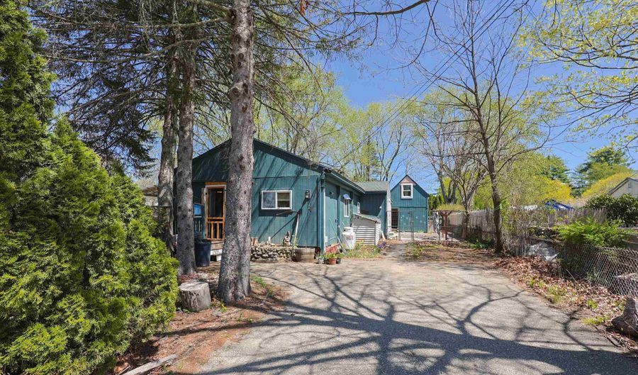 26 Evelyn Ave, Raymond, NH 03077 - 2 Beds, 1 Bath