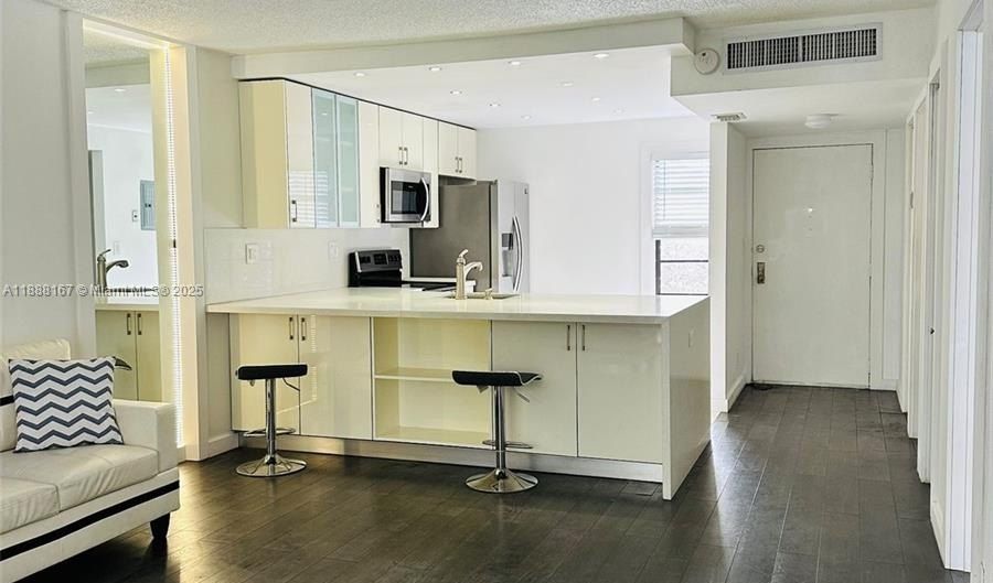 20400 W Country Club Dr 414, Aventura, FL 33180 - 1 Beds, 1 Bath