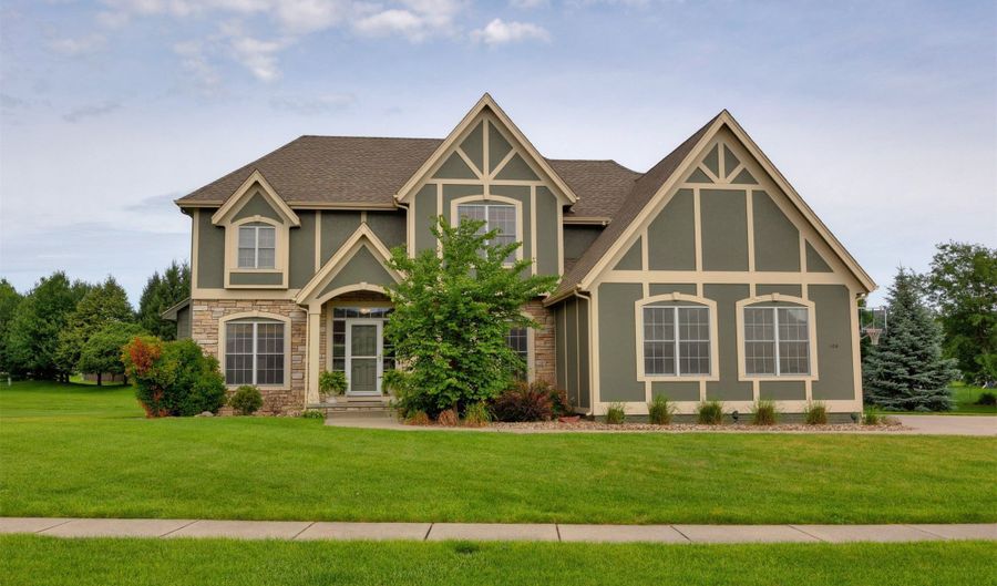 106 SW Stonegate Dr, Ankeny, IA 50023 - 4 Beds, 5 Bath