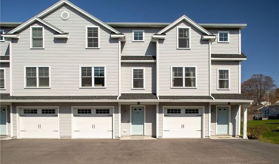 17 Mariner Way, Middletown, RI 02842 - 2 Beds, 2 Bath