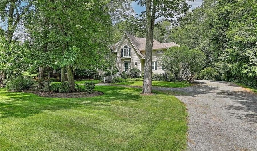 15 Tall Pines Dr, Barrington, RI 02806 - 4 Beds, 4 Bath
