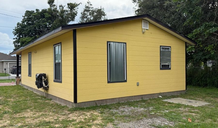 305 ARMOUR Ave, Auburndale, FL 33823 - 1 Beds, 2 Bath