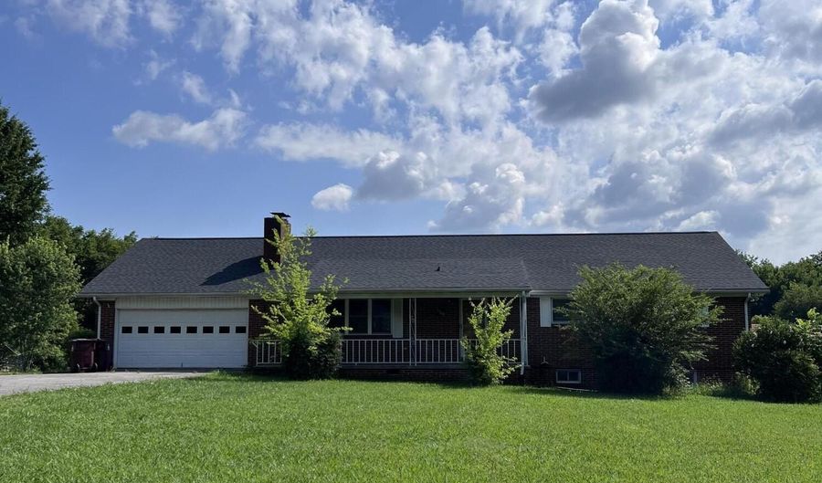 1448 1448B Louisville Rd, Alcoa, TN 37701 - 4 Beds, 3 Bath