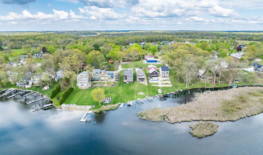 170 Lane 260B Crooked Lk, Angola, IN 46703 - 4 Beds, 4 Bath