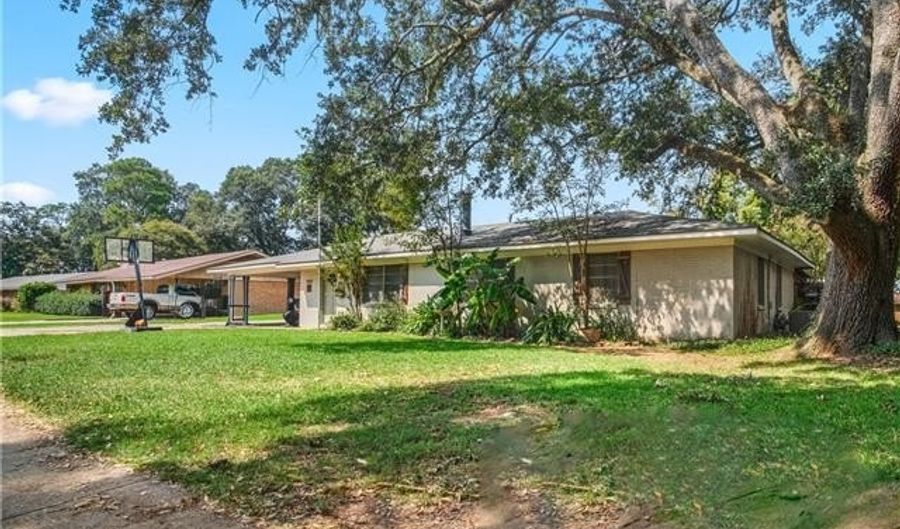 1907 PLANTATION Dr, Alexandria, LA 71303 - 3 Beds, 2 Bath