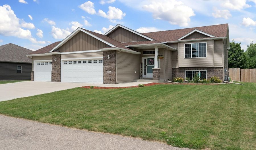 2011 12th Ave NE, Austin, MN 55912 - 4 Beds, 3 Bath