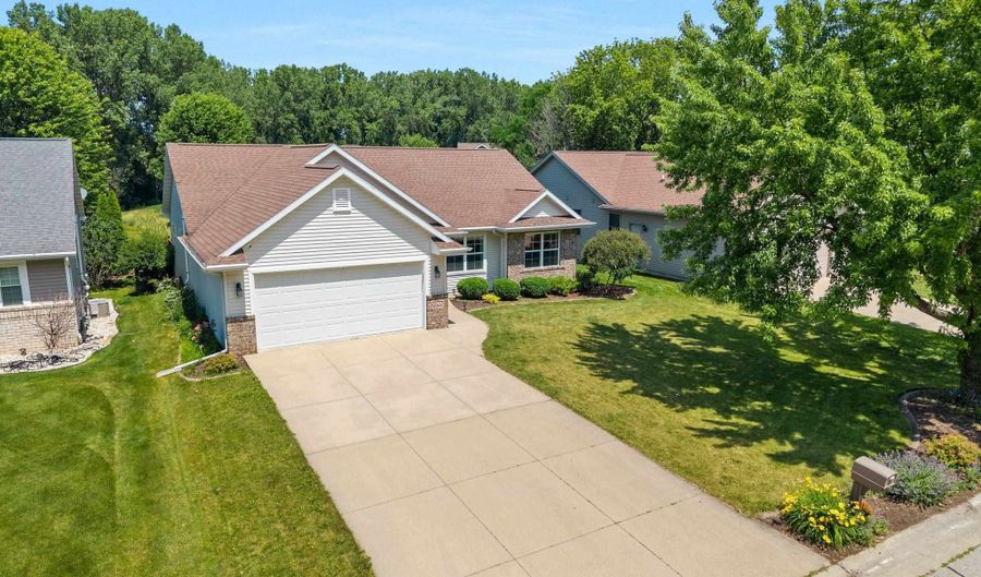 2744 W COMMONWEALTH Ct, Appleton, WI 54914 - 4 Beds, 3 Bath