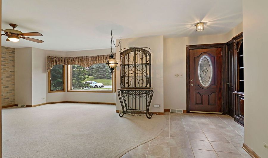 612 Edelweiss Dr, Antioch, IL 60002 - 3 Beds, 2 Bath