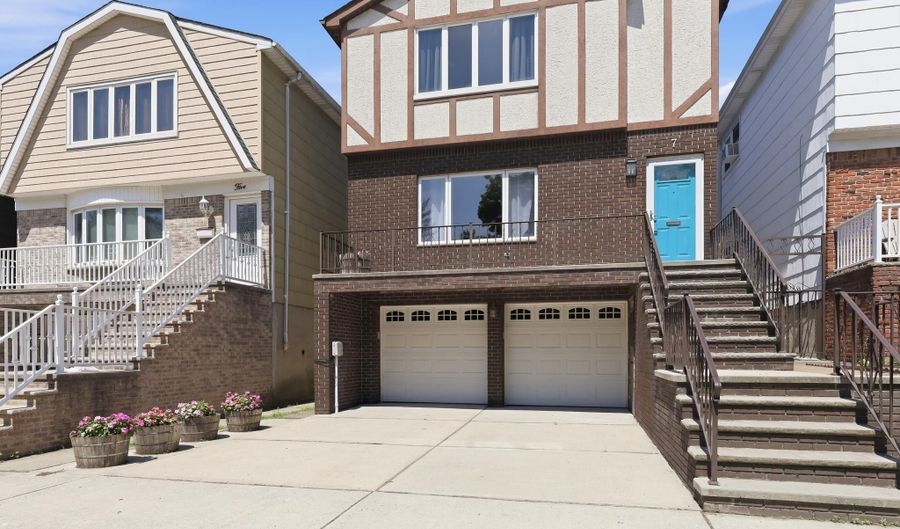 7 Gregg Ln, Bayonne, NJ 07002 - 6 Beds, 4 Bath