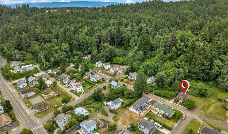 4405 COMMERCIAL St, Astoria, OR 97103 - 5 Beds, 2 Bath