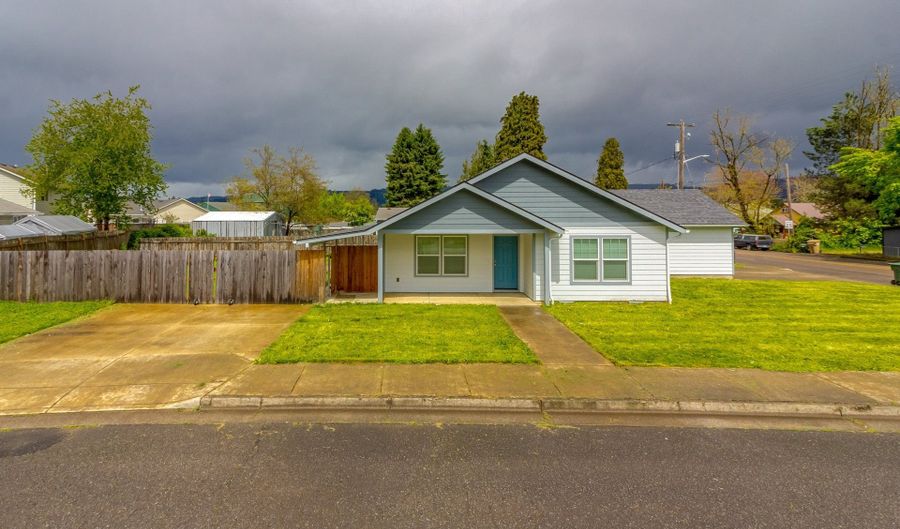 814 18TH Ave, Sweet Home, OR 97386 - 3 Beds, 2 Bath