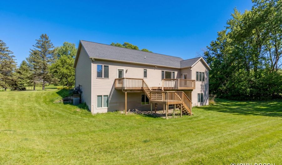 57 Rollingbrook Dr NE, Ada, MI 49301 - 5 Beds, 3 Bath
