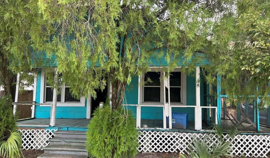 237 12th St, Apalachicola, FL 32320 - 3 Beds, 1 Bath