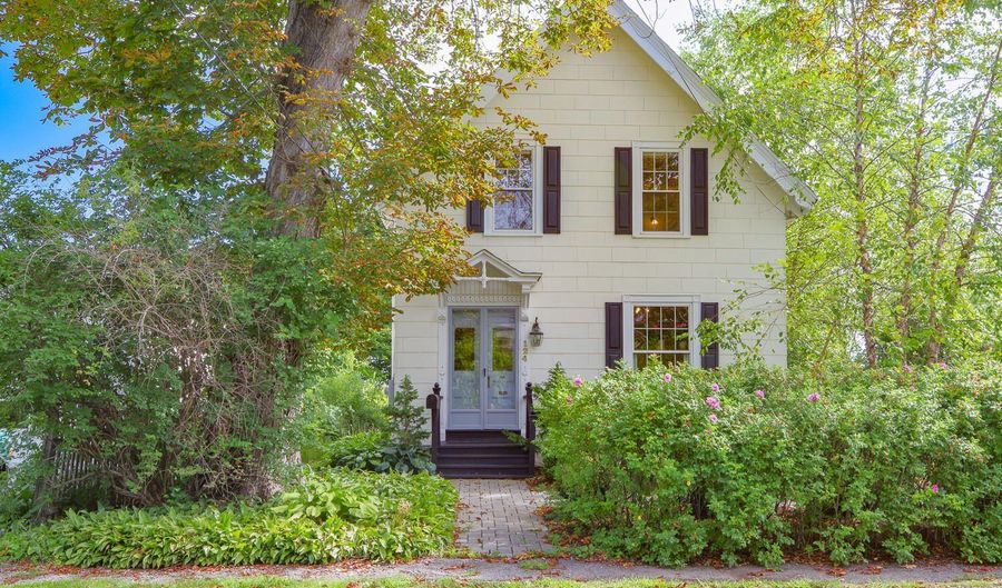 124 Union St, Belfast, ME 04915 - 3 Beds, 3 Bath