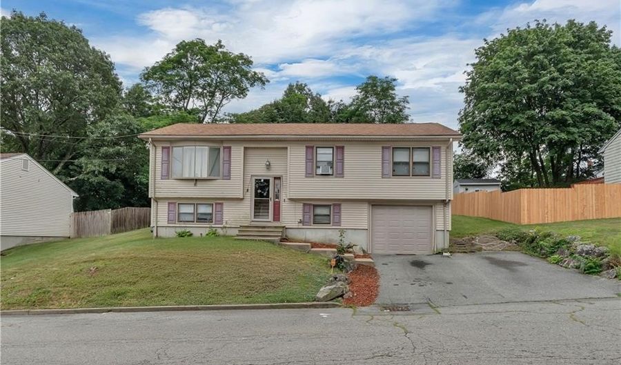 8 Gale Ct, North Providence, RI 02904 - 3 Beds, 2 Bath