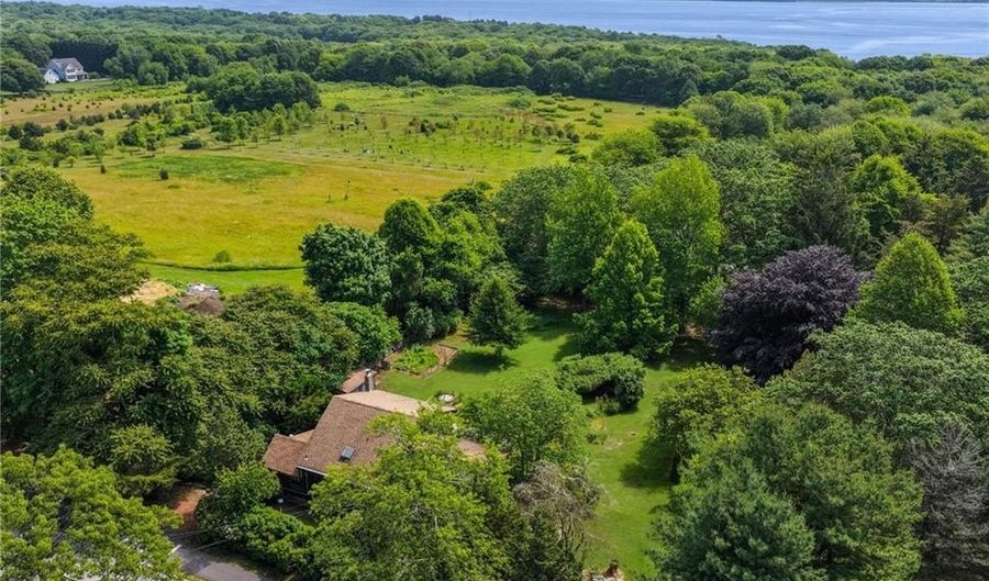 856 N Main Rd, Jamestown, RI 02835 - 3 Beds, 2 Bath