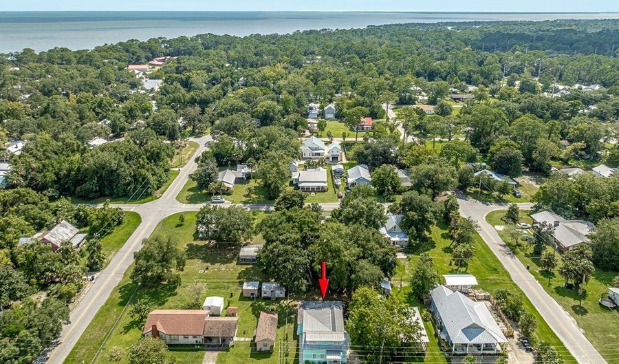 110 14th St, Apalachicola, FL 32320 - 2 Beds, 2 Bath