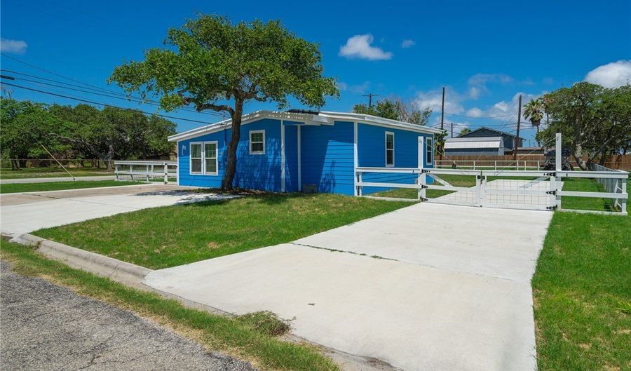 1403 S Mccampbell St, Aransas Pass, TX 78336 - 3 Beds, 2 Bath