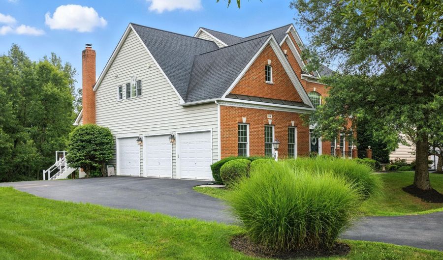 24198 HEATHER FIELD Ct, Aldie, VA 20105 - 4 Beds, 5 Bath