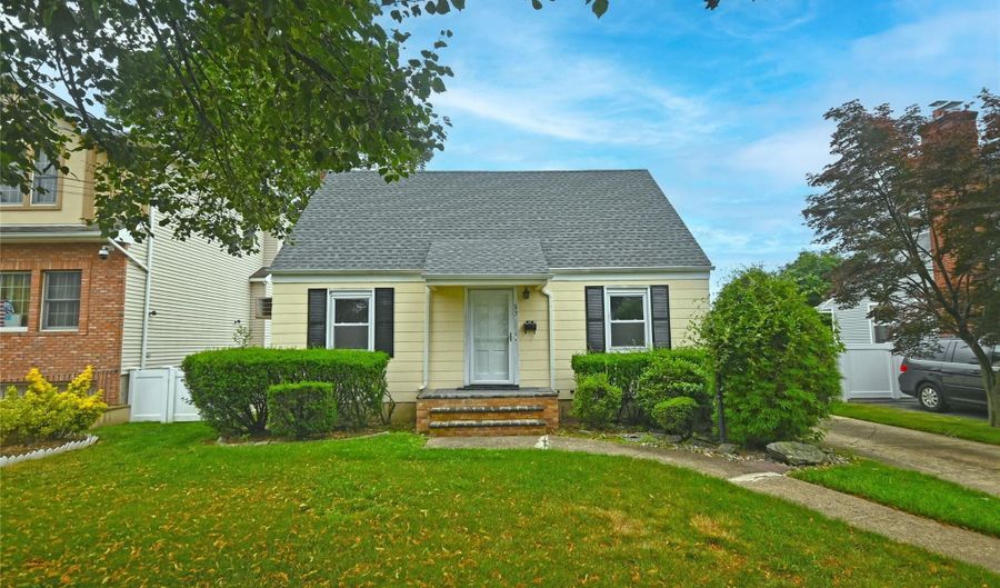 57 Netherwood Dr, Albertson, NY 11507 - 4 Beds, 2 Bath