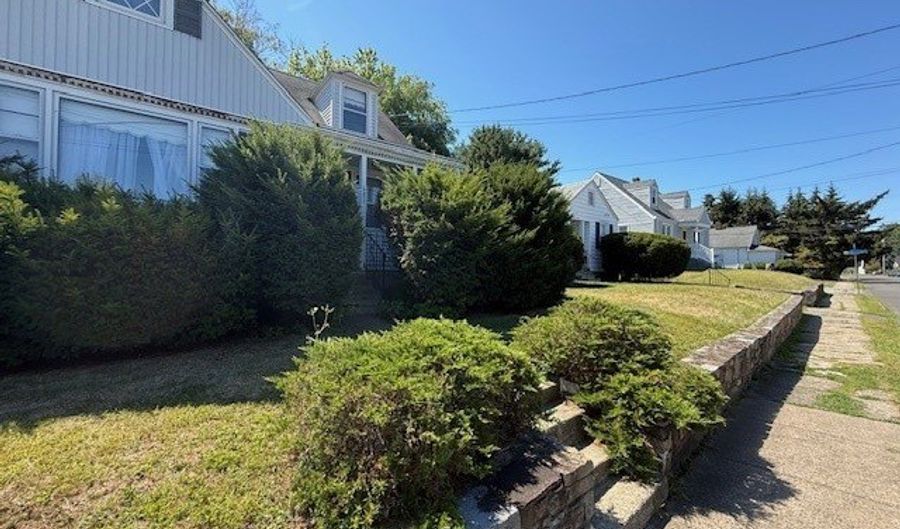 681 Westfield Ave, Bridgeport, CT 06606 - 3 Beds, 2 Bath