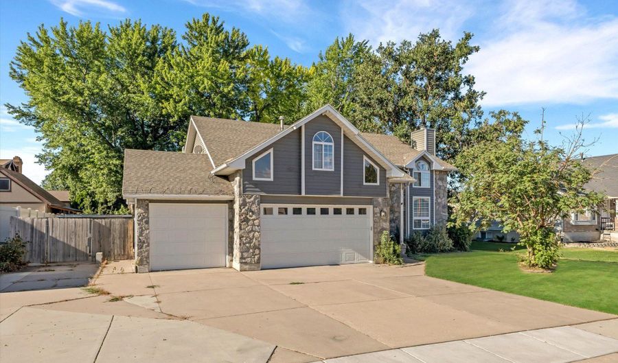 433 W CHASE Ln N, Centerville, UT 84014 - 4 Beds, 3 Bath