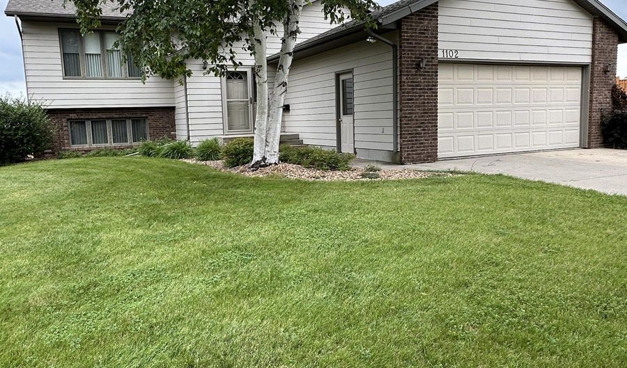 1102 Willow Dr, Aberdeen, SD 57401 - 3 Beds, 3 Bath