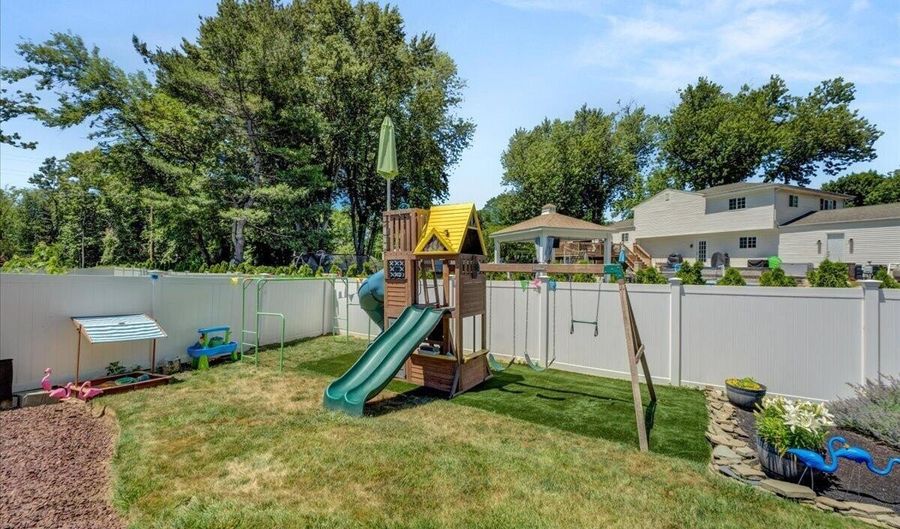5 Trotter Ter, Belford, NJ 07718 - 4 Beds, 3 Bath