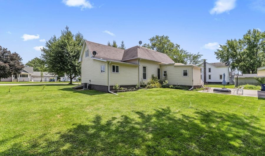605 N COLLEGE Ave, Aledo, IL 61231 - 3 Beds, 2 Bath