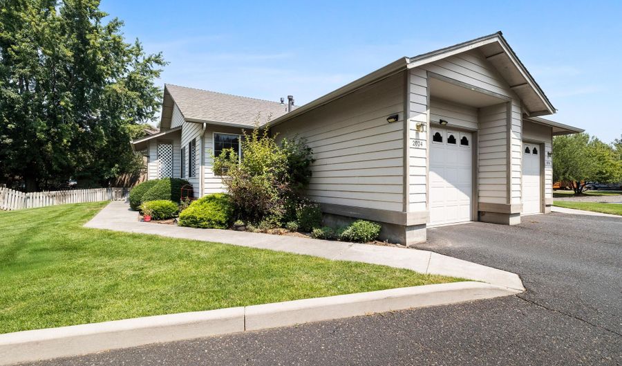 2074 NE Chanel Ct, Bend, OR 97701 - 4 Beds, 4 Bath