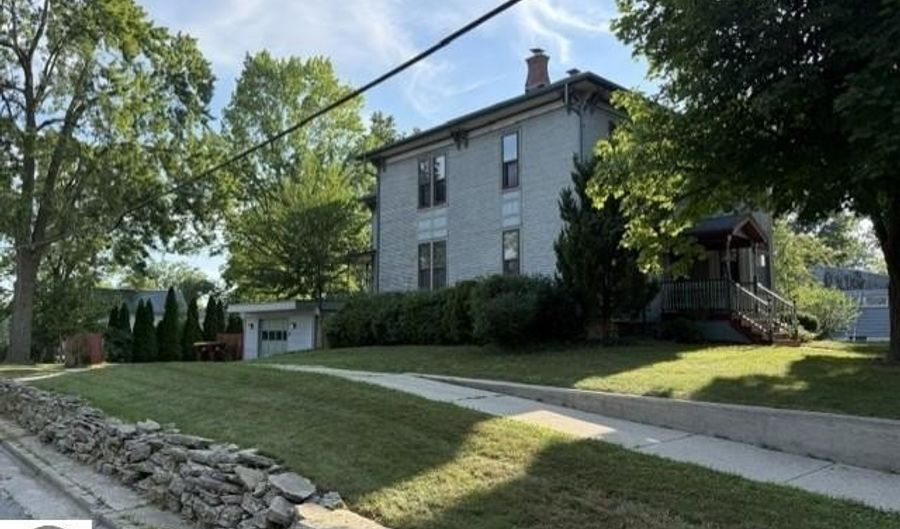 424 Center St, Alma, MI 48801 - 5 Beds, 2 Bath