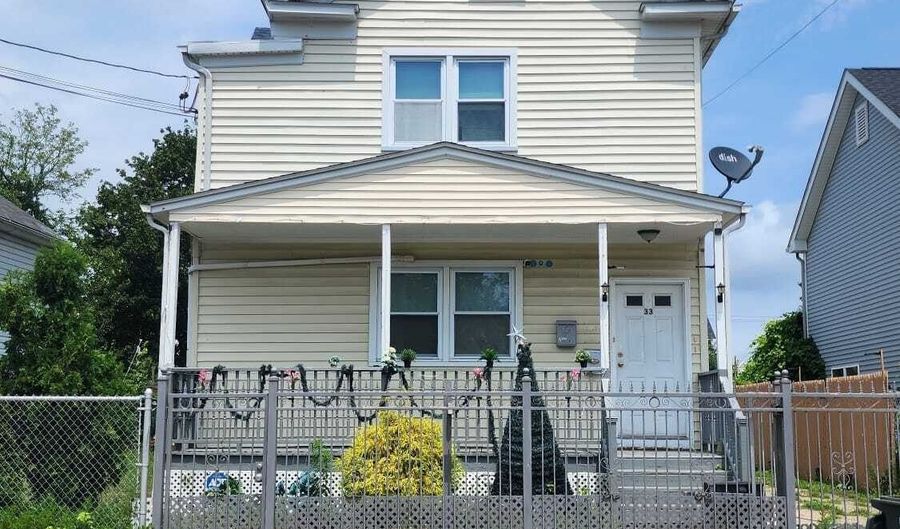 33 Trowel St 2nd Fl., Bridgeport, CT 06608 - 2 Beds, 1 Bath