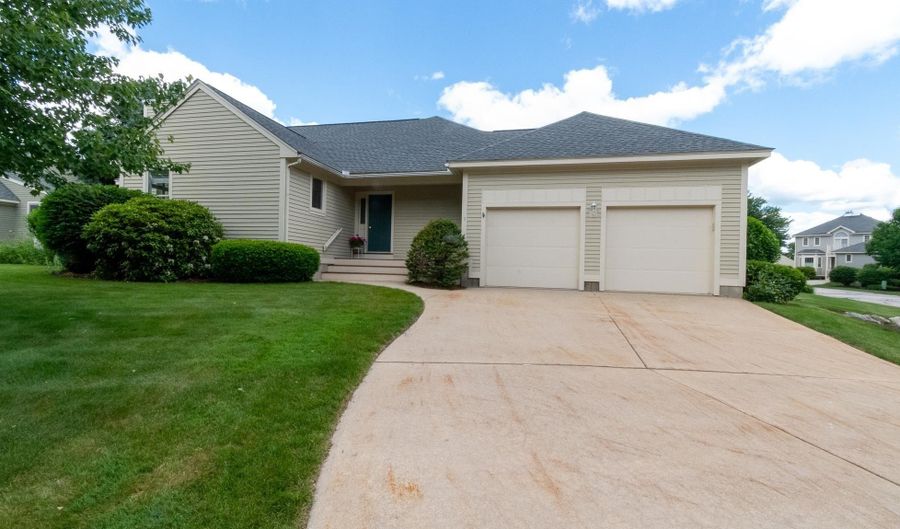 7 St Andrews Dr, Bedford, NH 03110 - 2 Beds, 2 Bath