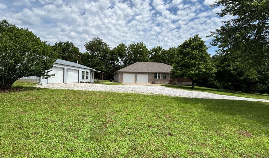 3702 Round House Rd, Aurora, MO 65605 - 3 Beds, 2 Bath