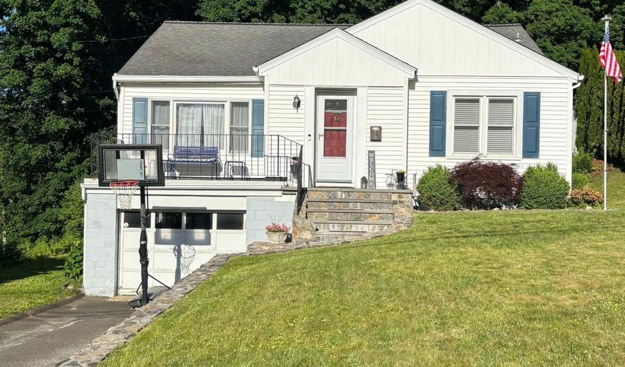 15 Farnam Hl, Bethel, CT 06801 - 2 Beds, 1 Bath
