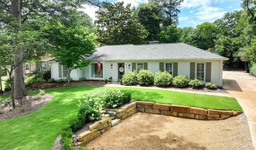819 E UNIVERSITY Dr, Auburn, AL 36830 - 3 Beds, 2 Bath