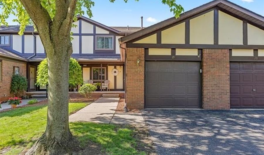 19 Parkplace N, Allen Park, MI 48101 - 2 Beds, 3 Bath