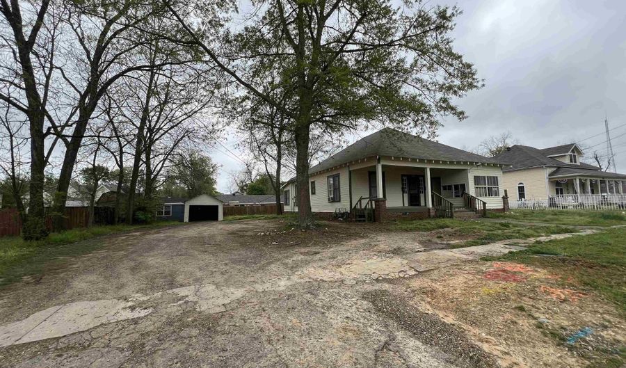 1025 Clinton St, Arkadelphia, AR 71923 - 3 Beds, 3 Bath