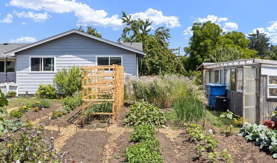 4635 DAISY St, Springfield, OR 97478 - 3 Beds, 2 Bath