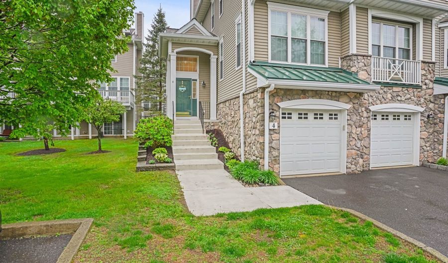 4 Cambridge Dr 4, Danbury, CT 06811 - 3 Beds, 4 Bath