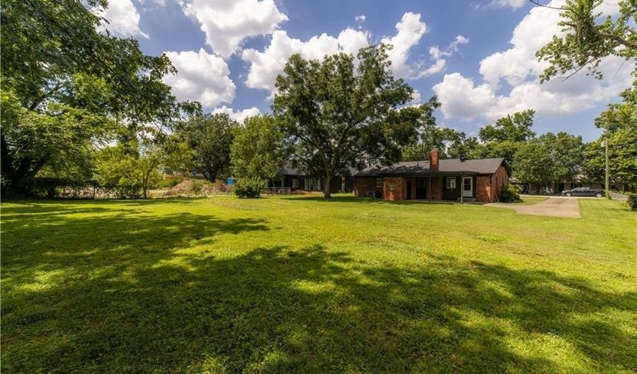 723 8th St, Bentonville, AR 72712 - 3 Beds, 2 Bath