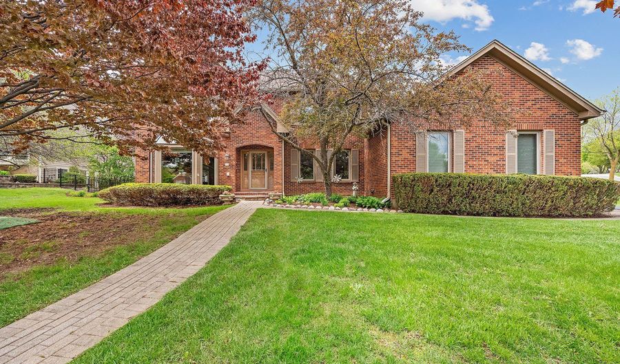 14 Hampton Ct, Algonquin, IL 60102 - 4 Beds, 3 Bath
