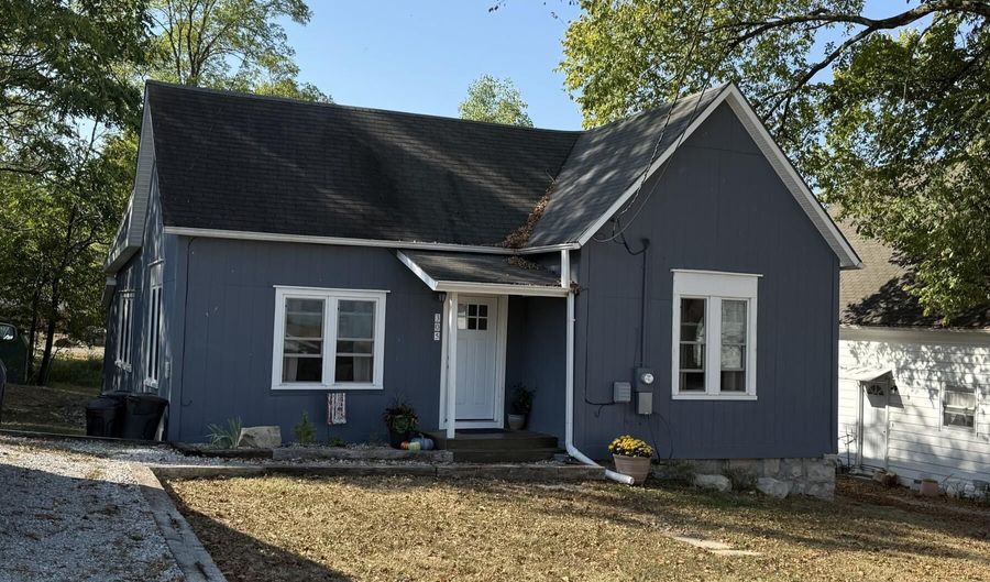 305 E Webster Ave, Ava, MO 65608 - 2 Beds, 1 Bath