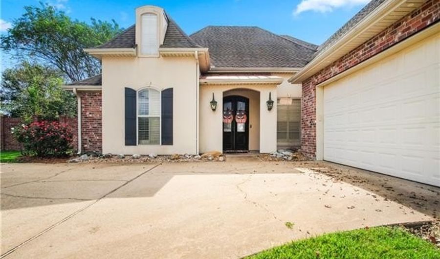 6513 BAYOU CROSSING Dr, Alexandria, LA 71303 - 4 Beds, 4 Bath
