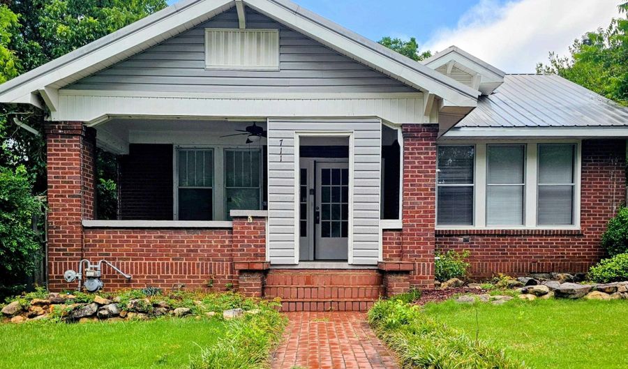 711 E 7TH St, Anniston, AL 36207 - 3 Beds, 2 Bath