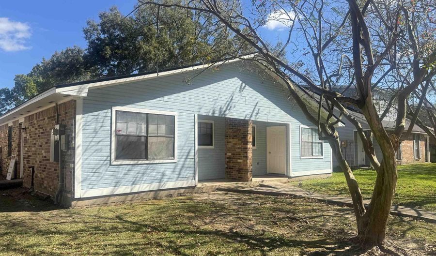 3251 King Bradford Dr, Baton Rouge, LA 70816 - 6 Beds, 3 Bath