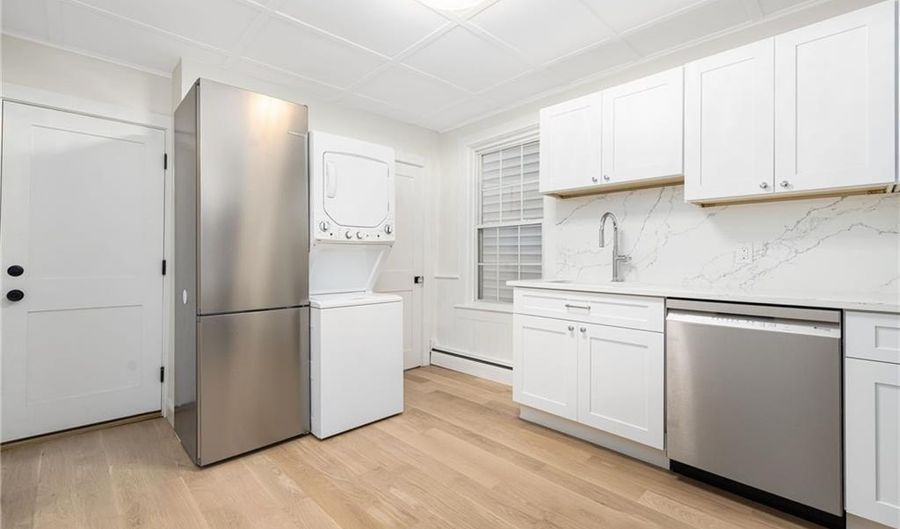 28 Young St 2, Newport, RI 02840 - 2 Beds, 1 Bath